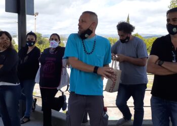 El intendente Gómez Gesteira pone millones en la temporada teatral y despide trabajadores de la salud