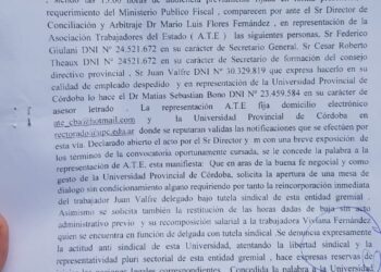 La carpa blanca frente al Rectorado de la Universidad Provincial de Córdoba, sigue en pie