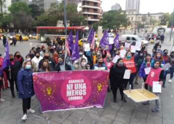 Trabajadoras del Polo de la Mujer llevaron su plan de lucha al Patio Olmos