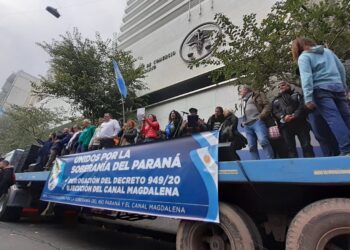 Marcha en defensa del Paraná: “Es muy ancho el campo de las y los compañeros que quieren cambiar la historia”