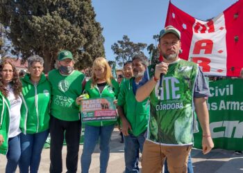 Paro de Personal Civil de las FFAA llevó al protesta a la Escuela de Suboficiales de la Fuerza Aérea