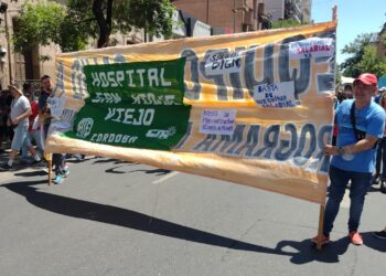 Multitudinaria marcha de los hospitales provinciales reclamó por mejores salarios y contra la precarización