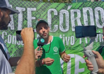 Multitudinaria marcha de los hospitales provinciales reclamó por mejores salarios y contra la precarización