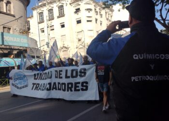 ATANOR: Importante movilización en respaldo del Sindicato de Petroquímicos ante el Ministerio de Trabajo de la provincia