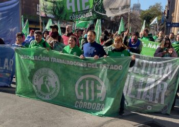 Con cortes y una nutrida movilización al Ministerio de Trabajo se cumplió el paro nacional de ATE en Córdoba