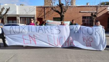 Auxiliares de PAICor marcharon en Río Tercero por mejoras de sueldo y condiciones laborales