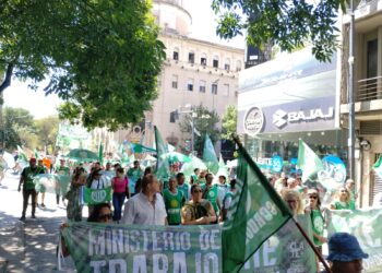 ATE marchó con gremios y movimientos sociales y reclamó un paro nacional activo