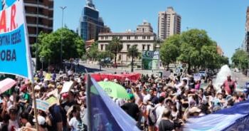 Contra el DNU y la Ley Ómnibus, ATE Córdoba marchó hacia el Patio Olmos.