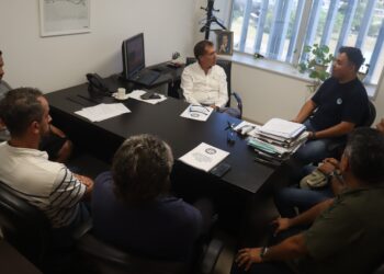 Encuentro con legisladores de Córdoba para declarar patrimonio histórico y cultural a la fábrica militar de Villa María