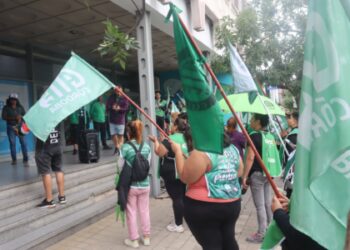 Apriete policial frente al Ministerio de Trabajo de Córdoba mientras se transcurre la audiencia por el conflicto en Anisacate
