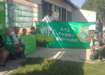 Parques Nacionales: protesta en Mina Clavero reclamó la continuidad de los contratos en el organismo