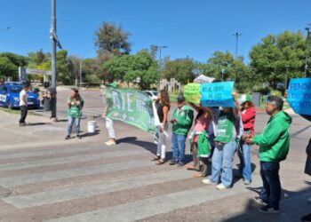 Agricultura Familiar se mantiene movilizada y ATE realizó hoy una protesta frente a la Plaza de las Américas