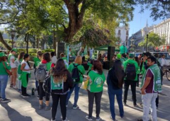 ATE realizó una radio abierta en la plaza San Martín para llevar el debate sobre el ajuste a la comunidad y visibilizar a las y los estatales despedidos
