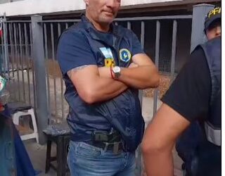 Represión: la Justicia ordena investigar al policía que exhibió el arma ayer frente al ENACOM