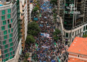 Multitudinaria marcha universitaria exigió a Milei revertir el ajuste a la educación pública