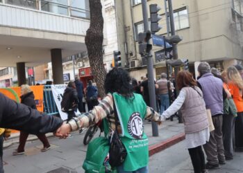 Multitudinario abrazo solidario a Radio Nacional Córdoba contra el vaciamiento