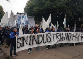 ATE y la CTA-A Córdoba, presentes en la masiva protesta contra los despidos en Petroquímica Río Tercero