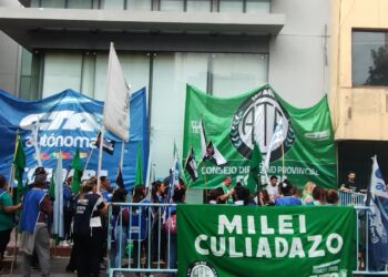 ATE y CTAA repudiaron la finalización del programa “Volver al Trabajo” frente a la Agencia Territorial y rechazaron el cierre de la dependencia