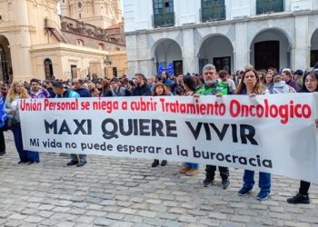Solidaridad con Maxi en Plaza San Martín para que reanude su tratamiento oncológico: la Unión Personal canceló la entrega de medicamentos