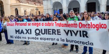 Solidaridad con Maxi en Plaza San Martín para que reanude su tratamiento oncológico: la Unión Personal canceló la entrega de medicamentos