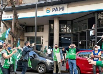 PAMI: estado de alerta y movilización por el vaciamiento de servicios y despido ilegal en Rosario de la compañera Melina Gutiérrez