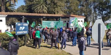 Milei profundiza el ajuste en FFMM y el gobierno anuncia el cierre el servicio de transporte para el personal en Villa María después de 89 años